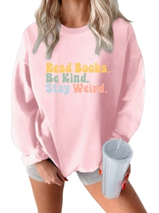 Dettaglio della felpa rosa Read Books Be Kind e del design colorato della stampa slogan