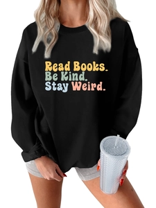 Dettaglio dello slogan Read Books Be Kind Stay Weird sulla felpa nera girocollo