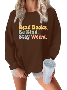 Dettaglio felpa marrone con stampa Read Books Be Kind Stay Weird stile vintage