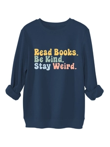 Dettaglio felpa blu scuro che mostra lo scollo a costine e la stampa stay weird