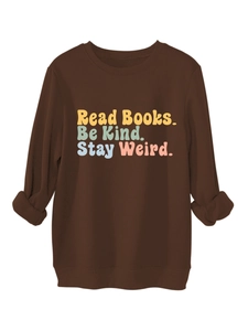 Dettaglio felpa marrone girocollo con slogan colorato 'Read Books Be Kind Stay Weird'