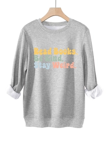Dettaglio felpa grigia con scritta Read Books Be Kind e interno in caldo pile morbido