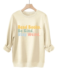 Dettaglio della stampa Read Books Be Kind Stay Weird su felpa in cotone beige