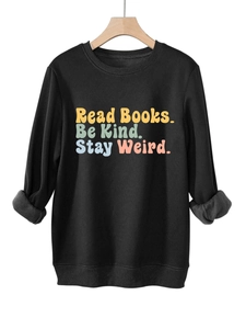 Dettaglio della fodera in pile spesso della felpa nera Read Books Be Kind Stay Weird