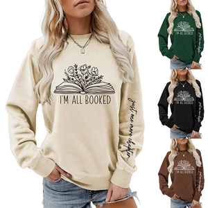 Détail de l'imprimé floral et des lettres sur ce sweat-shirt décontracté à manches longues