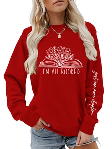 Détail de l'imprimé blanc sur la manche et la poitrine du sweat-shirt rouge
