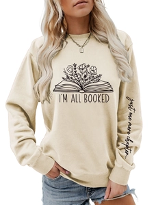 Détail de l'imprimé sur la manche just one more chapter sur ce sweat à fleurs beige