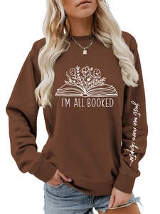 Détail de l'imprimé livre floral blanc et écriture manuscrite sur un sweat marron