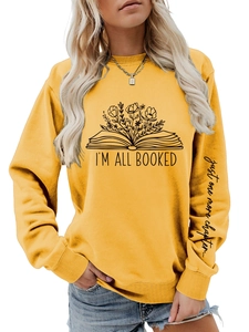 Détail de l'imprimé sur la manche du sweat-shirt jaune moutarde à manches longues