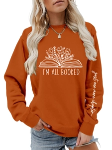 Détail de l'imprimé blanc sur la manche du sweat-shirt à manches longues orange vif
