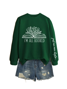Détail de la manche du sweat vert forêt avec texte et short en jean bleu vintage