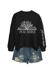Détail du sweat-shirt noir imprimé floral avec short en jean délavé et effiloché