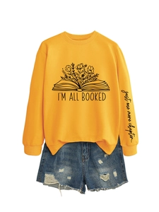 Détail de l'imprimé sur la manche just one more chapter sur un sweat-shirt jaune