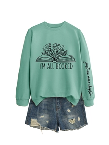 Détail du sweat vert sauge avec imprimé lettrage et mini short en jean déchiré