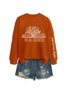 Détail du sweat orange avec imprimé floral de livre et texte sur la manche pour femme