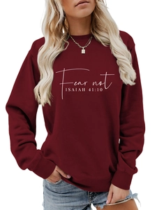 Detalle del texto Fear Not Isaiah 41:10 impreso en blanco sobre sudadera cuello redondo granate
