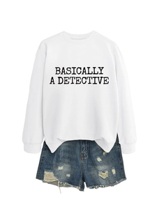 Flat lay d'un sweat blanc avec imprimé BASICALLY A DETECTIVE et un short en denim