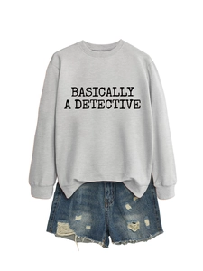 Mise à plat de sweat gris clair avec texte et short en jean bleu délavé et déchiré