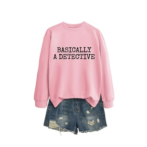 Sweat rose 'Basically a Detective' et son short en jean bleu délavé tendance