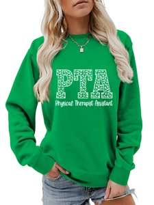 Détail du lettrage PTA léopard sur le sweat-shirt en coton vert vif à col rond