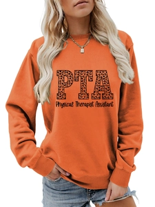 Détail de l'imprimé léopard PTA sur le sweat-shirt à manches longues orange vif