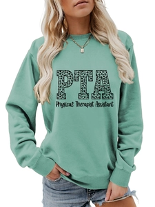 Détail du sweat vert menthe avec lettres PTA imprimé léopard et texte assistant thérapeute