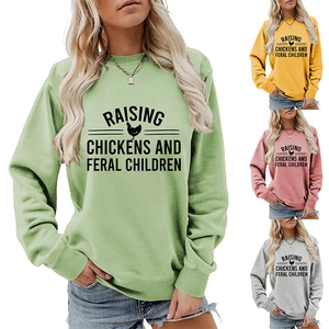 Détail de sweats en coton avec slogan Raising Chickens et imprimé graphique de coq