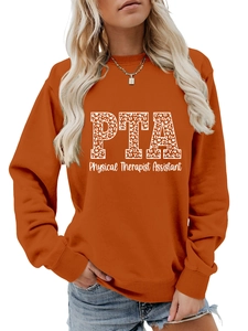 Détail du motif léopard PTA pour assistant kinésithérapeute sur le sweat orange brûlé