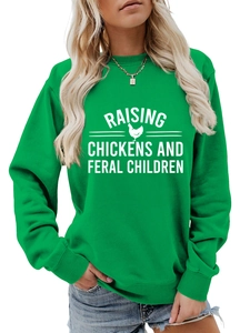 Détail d'un sweat vert vif avec impression Raising Chickens and Feral Children