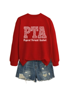 Détail du sweat rouge à manches longues avec imprimé PTA Physical Therapist Assistant