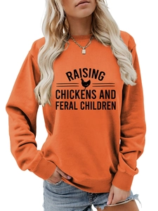 Détail du col côtelé et de l'imprimé graphique sur le sweat-shirt orange pour femmes
