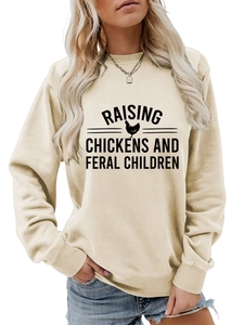 Détail du col rond et de l'imprimé graphique sur le sweat-shirt beige surdimensionné