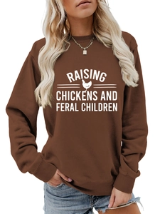 Détail du col rond côtelé et du slogan de poulet imprimé sur ce sweat-shirt marron