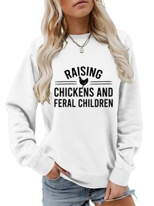 Détail du col côtelé et du texte sérigraphié sur le sweat-shirt blanc à manches longues