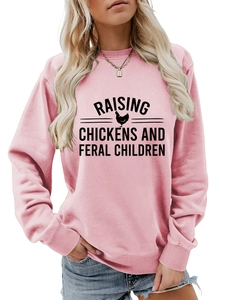 Détail de l'imprimé Raising Chickens and Feral Children sur un sweat-shirt rose