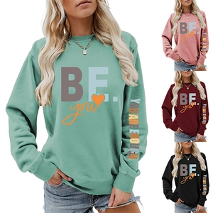 Détail de l'imprimé YOU ARE ENOUGH sur la manche du sweat à col rond pour femme