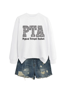 Détail du motif léopard PTA Physical Therapist Assistant sur sweat-shirt blanc