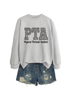 Tenue à plat avec sweat gris PTA imprimé léopard et mini short en jean déchiré