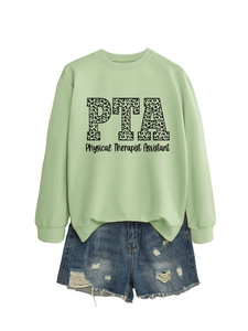 Détail de l'imprimé PTA Physical Therapist Assistant sur sweat vert clair avec motif léopard