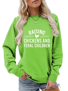 Détail d'un sweat à col rond vert avec motif Raising Chickens and Feral Children