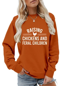Détail du col rond côtelé sur le sweat-shirt orange avec texte imprimé humoristique