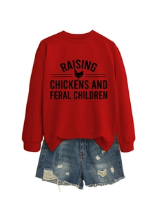 Ensemble sweat rouge Raising Chickens et short en jean bleu déchiré posé à plat