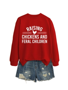 Détail du sweat-shirt rouge graphique et du short en jean bleu usé à plat