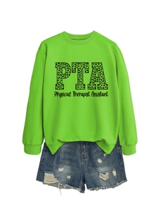 Détail du lettrage léopard PTA et du texte Physical Therapist Assistant sur sweat vert