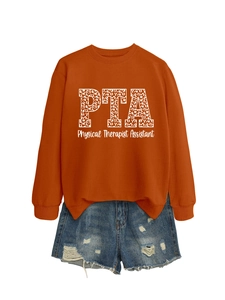Détail de l'imprimé léopard PTA Physical Therapist Assistant sur sweat orange et short