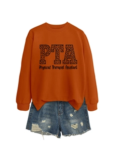 Détail du sweat PTA orange à motif léopard et de ce short en jean vieilli