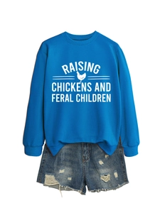 Sweat bleu avec imprimé Raising Chickens et short en jean bleu délavé