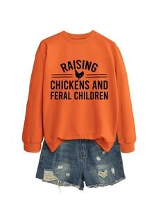Détail du sweat-shirt orange avec texte imprimé et short en jean bleu délavé à plat