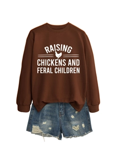 Mise à plat d'un sweat à col rond marron avec motif de poulet et short en jean déchiré