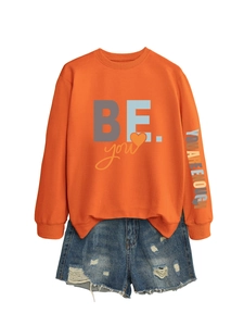 Détail de l'imprimé YOU ARE ENOUGH sur la manche d'un sweat-shirt décontracté orange